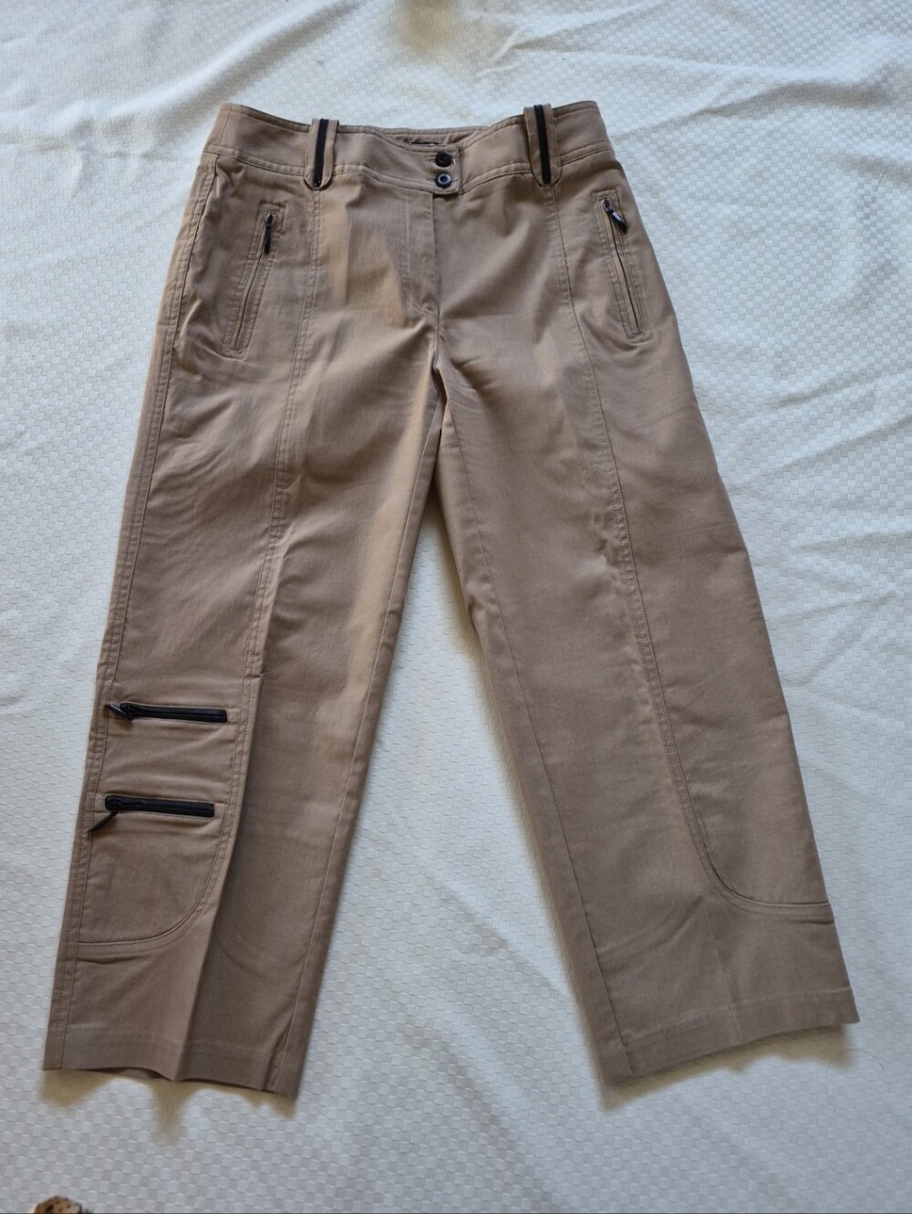 jamie sadock Beige Capris with Black Zipper Accents